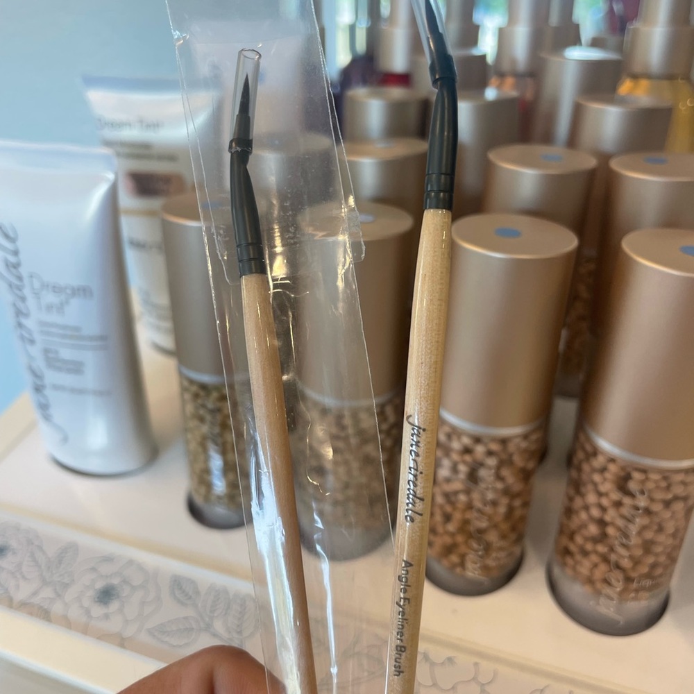 jane iredale Bent Eyeliner Brush - Black and Tan